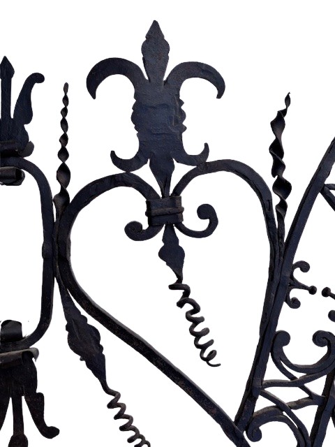 paire de banderoles en fer forgé et ajouré avec monogramme coronat-photo-1