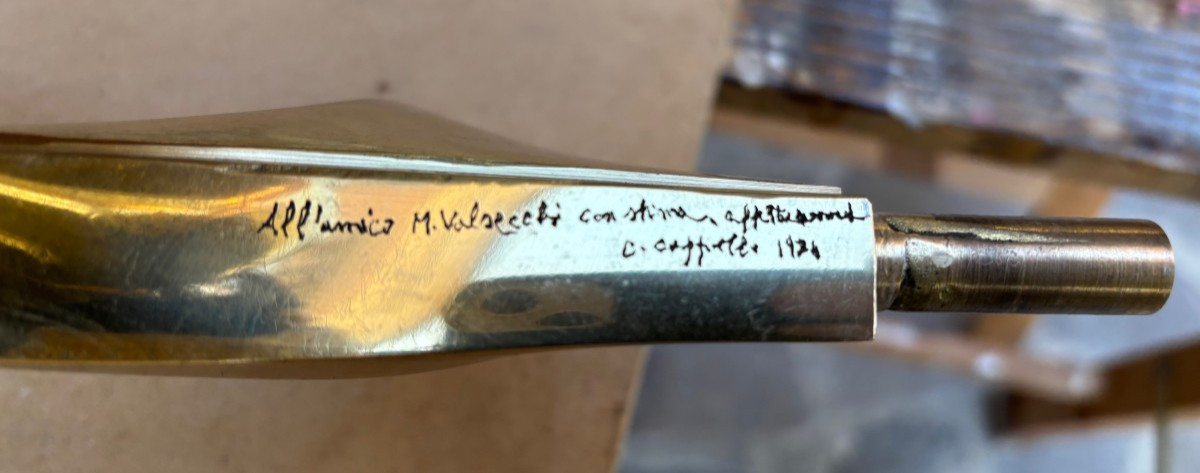 sculpture en bronze doré sur base en plexiglass signée et datée "Carmelo Cappello '74-photo-2