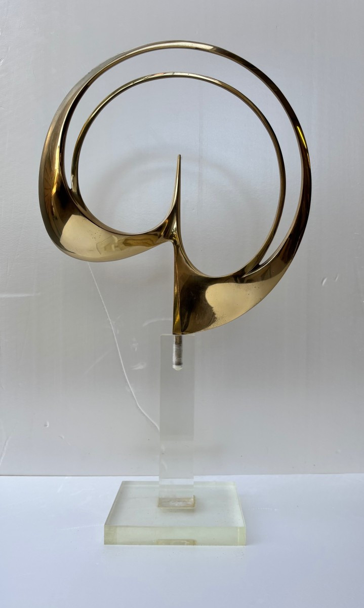 sculpture en bronze doré sur base en plexiglass signée et datée "Carmelo Cappello '74