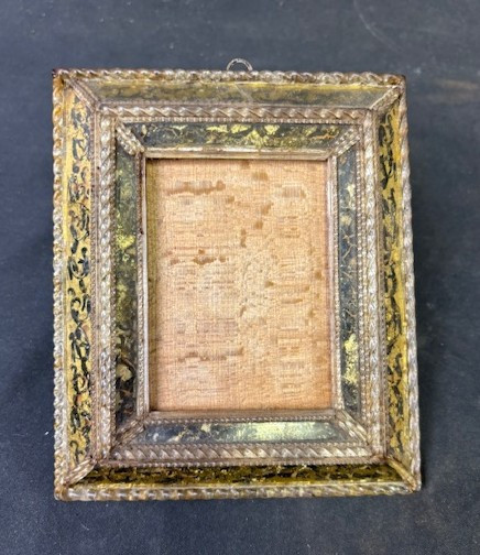 Paire de cadres en bois doré et de verre décorés de torchons-photo-2