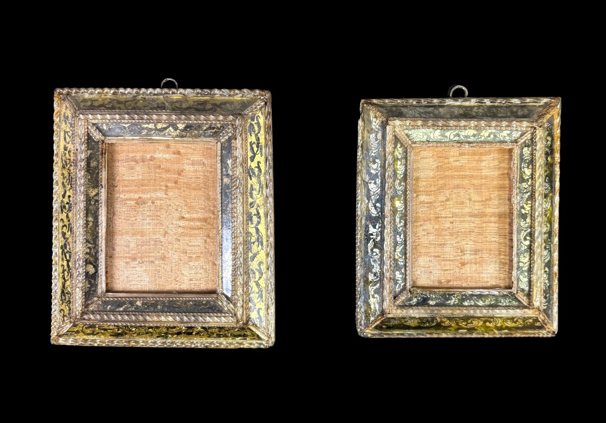 Paire de cadres en bois doré et de verre décorés de torchons