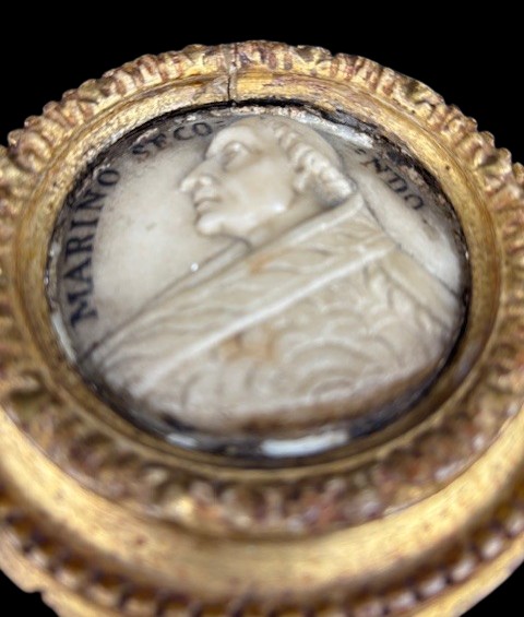 Marble Profile Depicting Pope Marinus II Within A Carved And Gilded Wooden Frame-photo-3