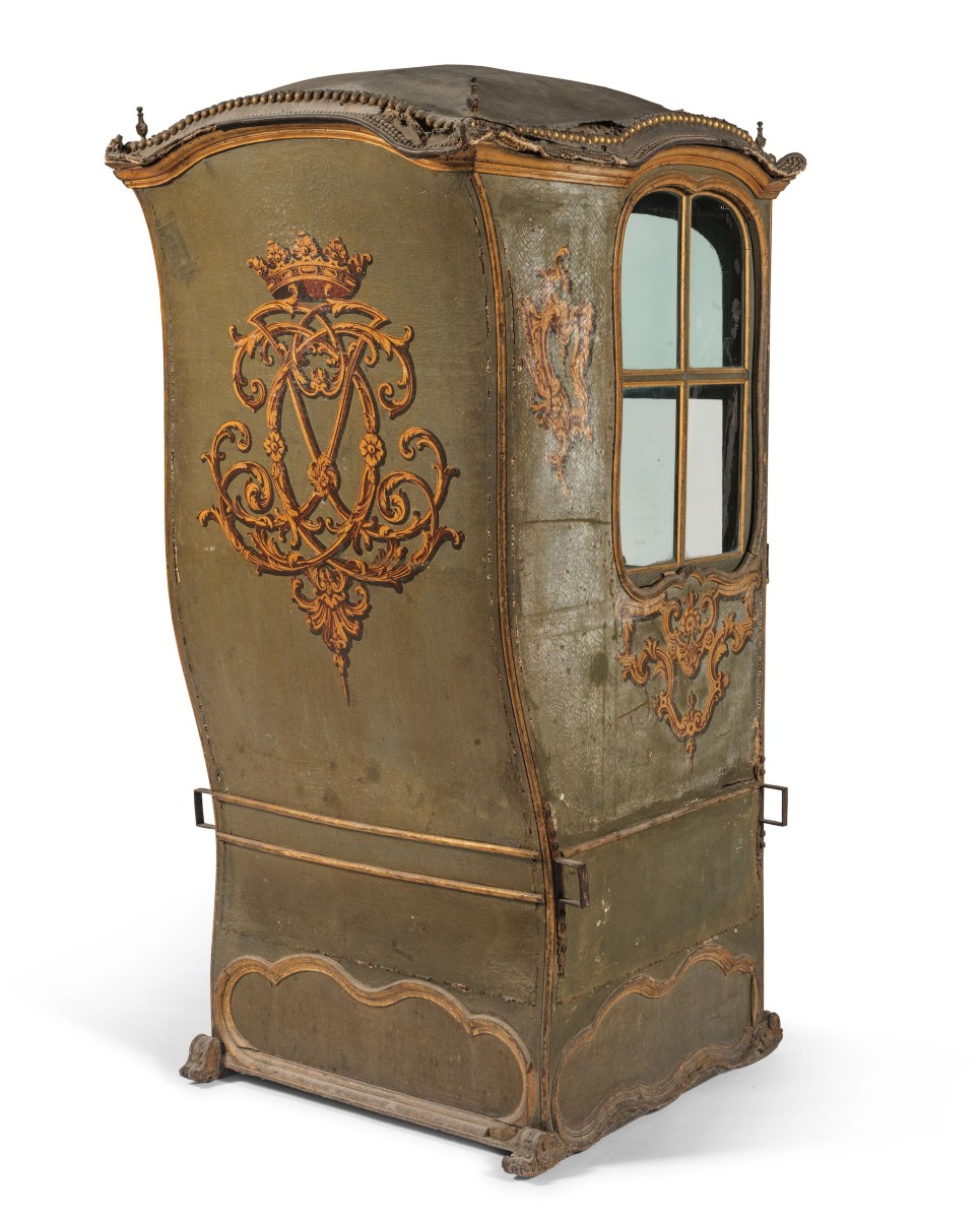 Chaise à porteur à décor de toiles polychromes et partiellement doré à monogramme couronné-photo-2