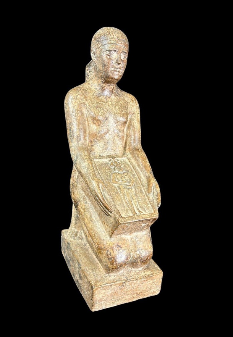 Sculpture en terre cuite représentant le scribe assis