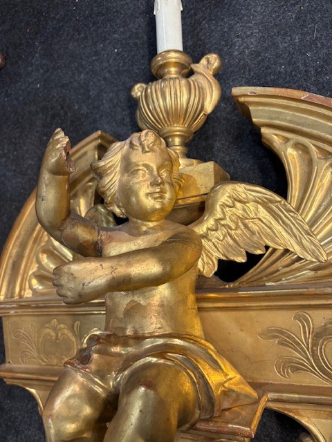 Paire de sculptures représentant des anges en bois sculpté et doré-photo-1