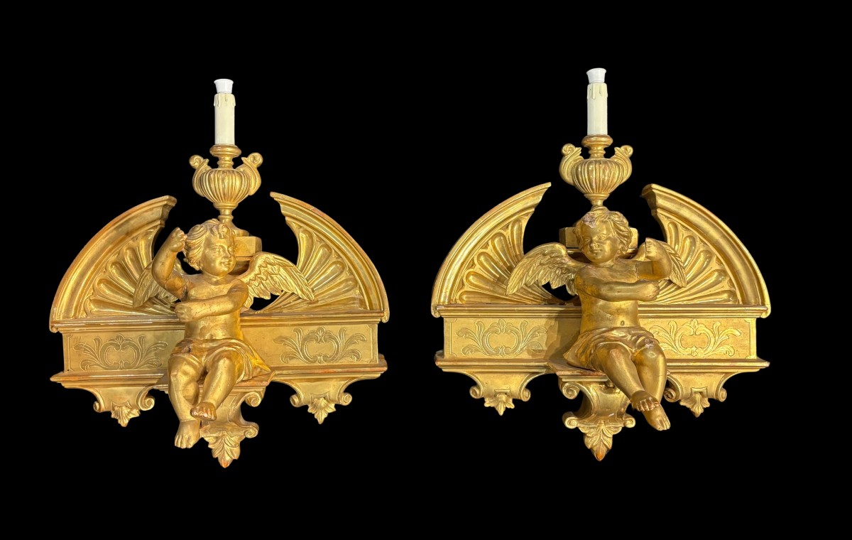 Paire de sculptures représentant des anges en bois sculpté et doré