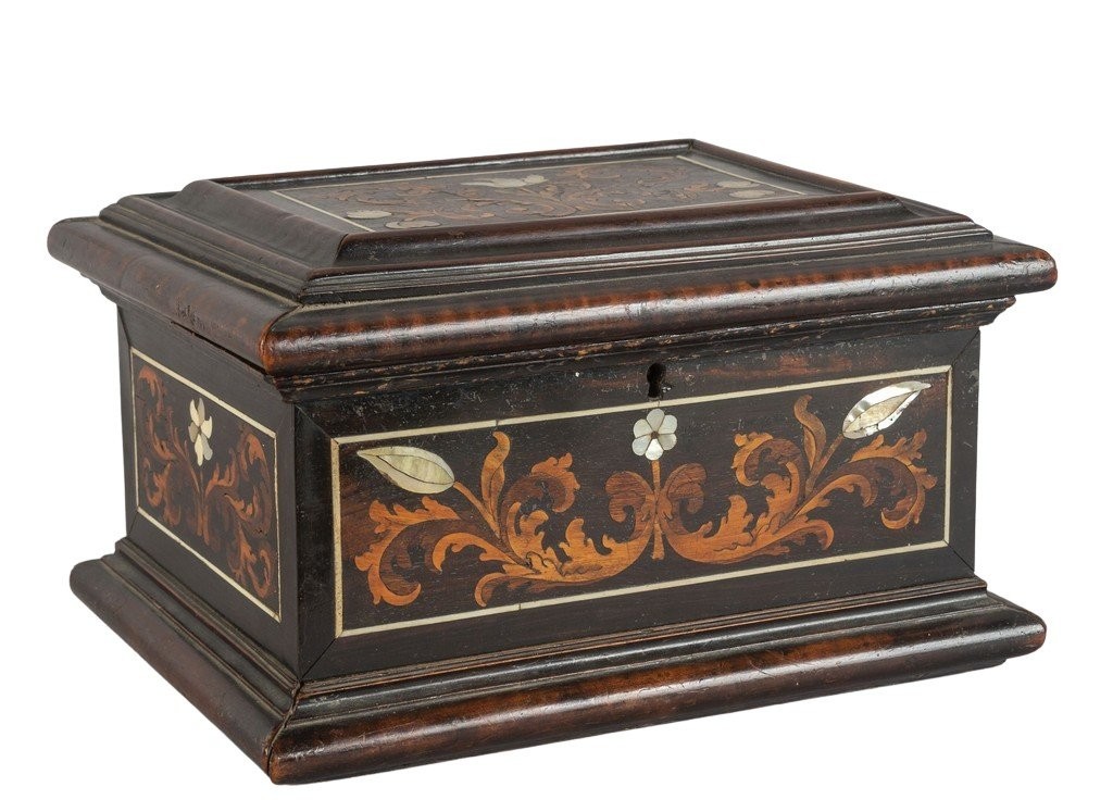 Coffret En Bois De Noyer Marqueté En Bois Précieux Et Nacre, Firenze