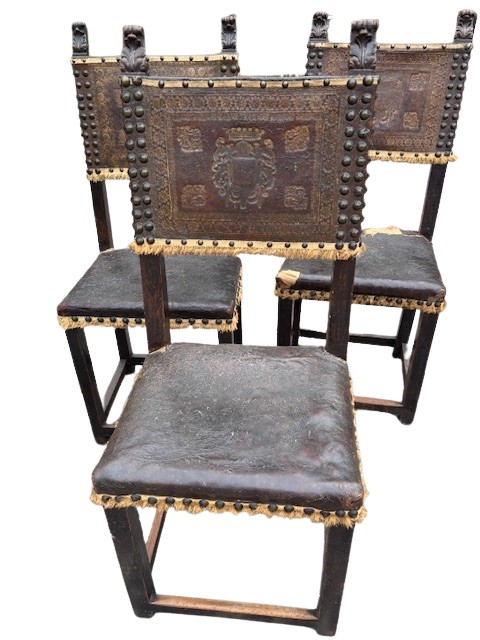 groupe de 4 chaises en noyer avec cuir imprimé avec des armoiries -photo-2
