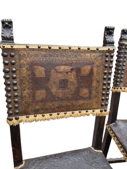 groupe de 4 chaises en noyer avec cuir imprimé avec des armoiries -photo-3