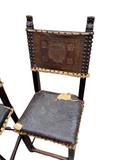 groupe de 4 chaises en noyer avec cuir imprimé avec des armoiries -photo-4