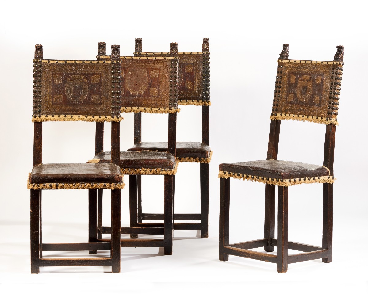 groupe de 4 chaises en noyer avec cuir imprimé avec des armoiries 