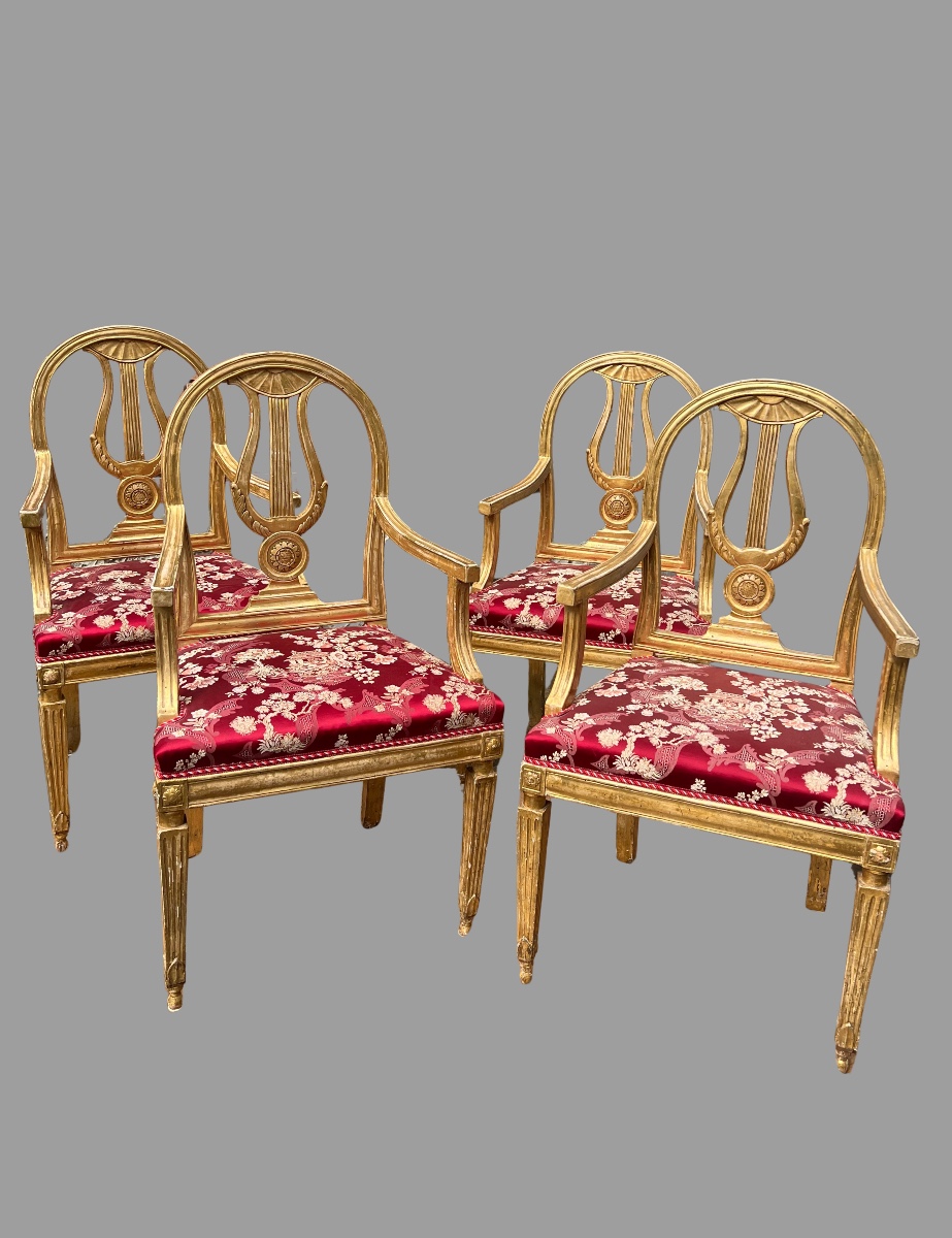 Quatre fauteuils en bois sculpté et doré 