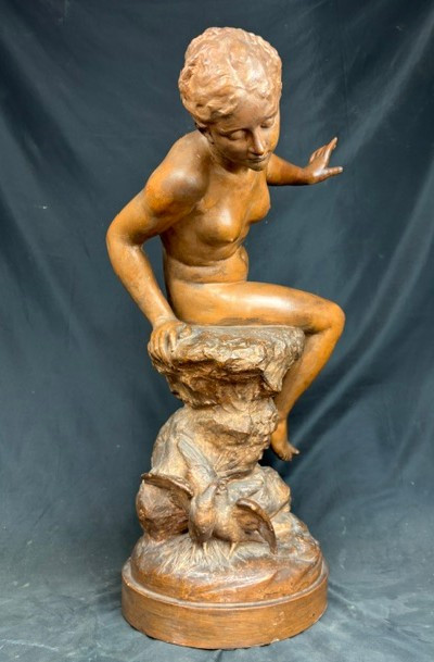 Sculpture en terre cuite représentant une nymphe observant deux colombes, signée « Rougelet ».-photo-2
