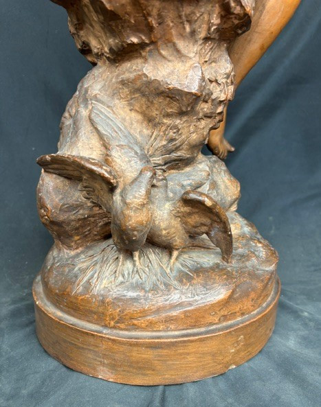 Sculpture en terre cuite représentant une nymphe observant deux colombes, signée « Rougelet ».-photo-3