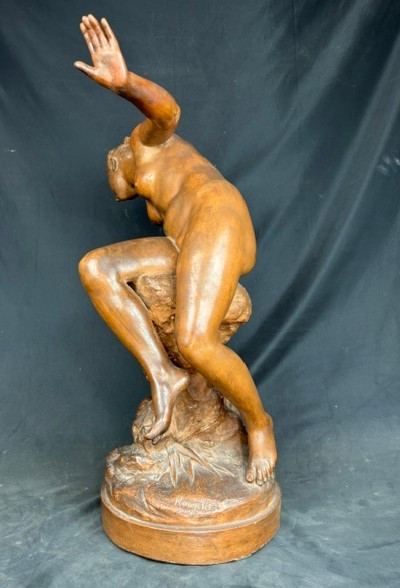 Sculpture en terre cuite représentant une nymphe observant deux colombes, signée « Rougelet ».-photo-1