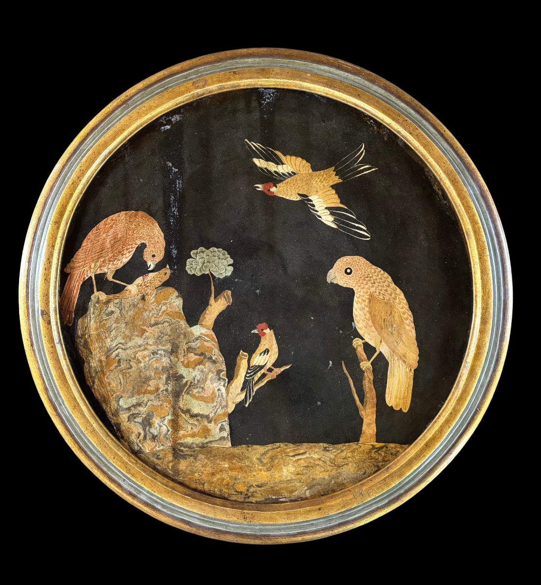 Tuile ronde en scagliola polychrome
