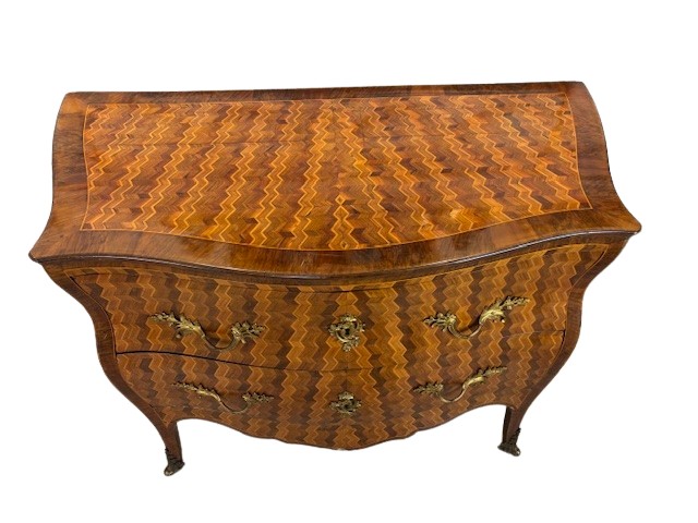 Commode de la région de Parme avec placage à panneaux en losange et bronzes dorés d'origine-photo-2