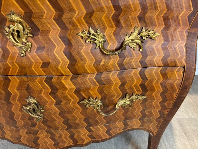 Commode de la région de Parme avec placage à panneaux en losange et bronzes dorés d'origine-photo-4