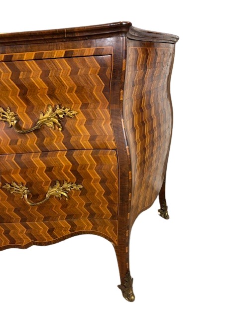 Commode de la région de Parme avec placage à panneaux en losange et bronzes dorés d'origine-photo-1