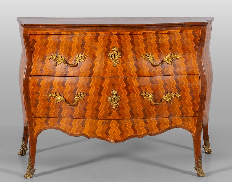Commode de la région de Parme avec placage à panneaux en losange et bronzes dorés d'origine