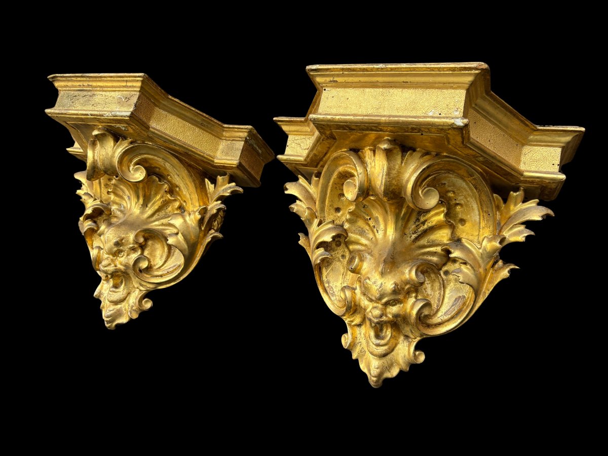 Paire d'étagères en bois sculpté et doré