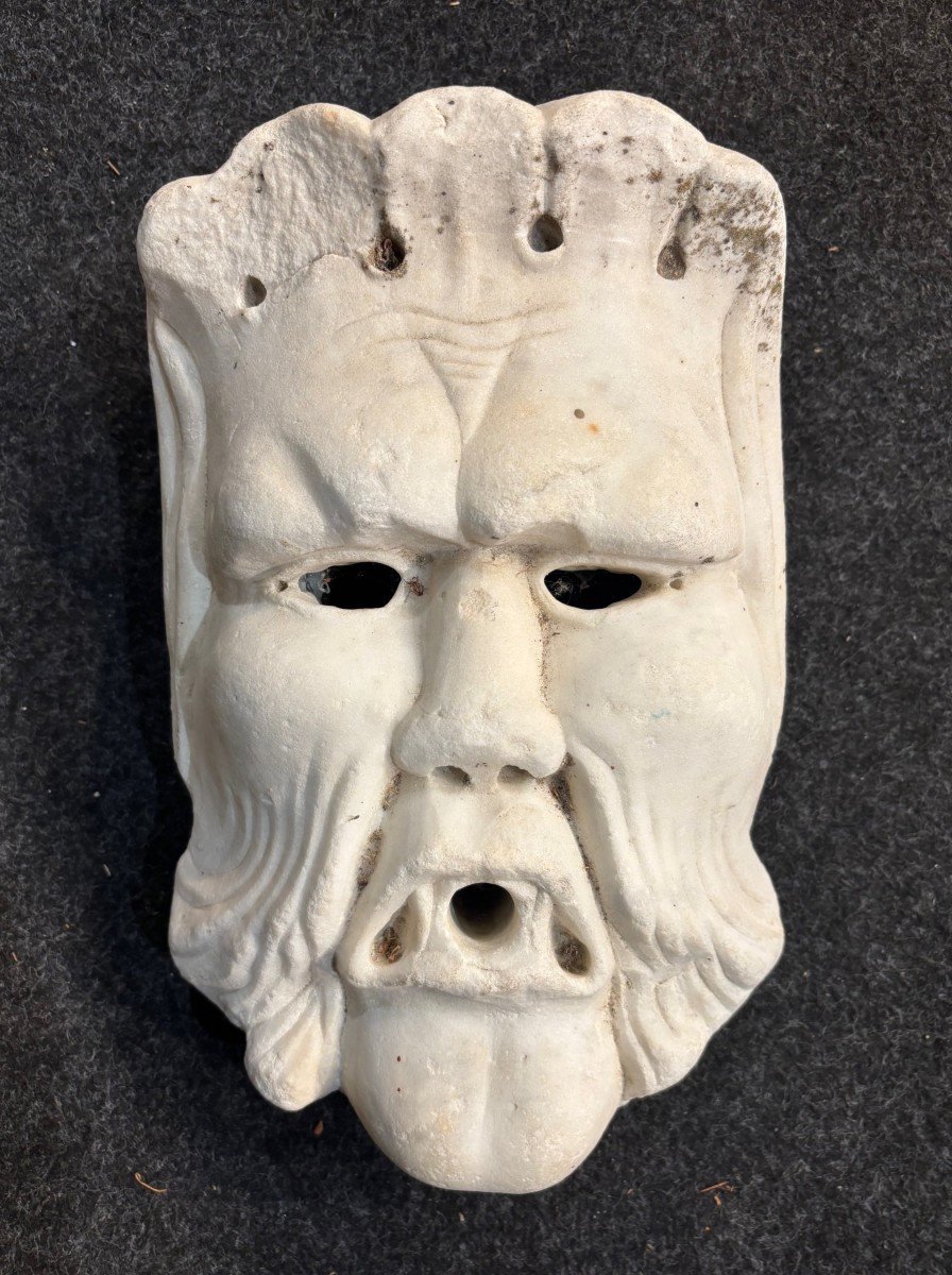 masque de fontaine en marbre blanc