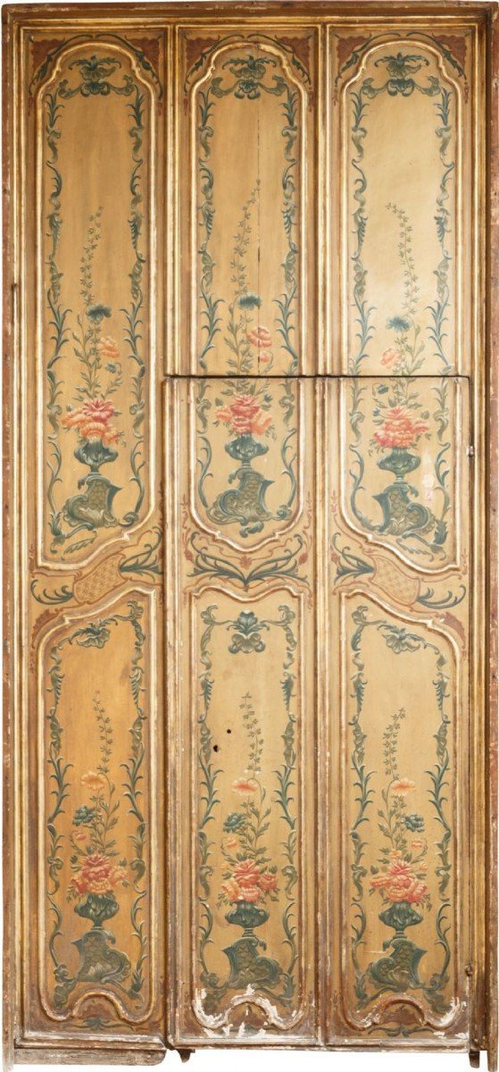  Boiserie avec porte en bois peint