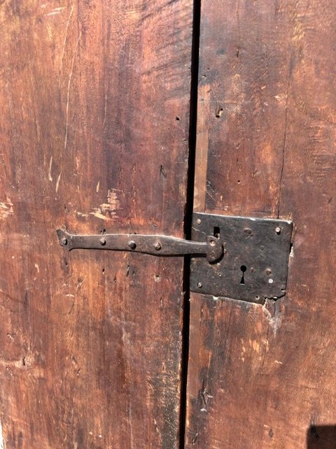 Porte à deux vantaux en noyer avec panneaux de quincaillerie d'origine, Umbria-photo-3