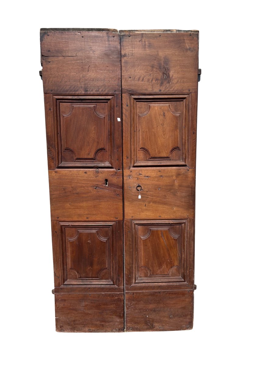 Porte à deux vantaux en noyer avec panneaux de quincaillerie d'origine, Umbria