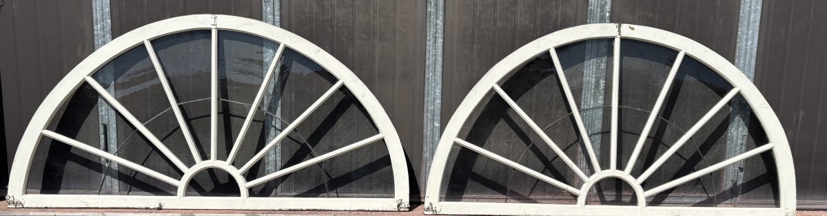 Paire de demi-lunes en bois laqué blanc avec verre (quelques fissures dans le verre )