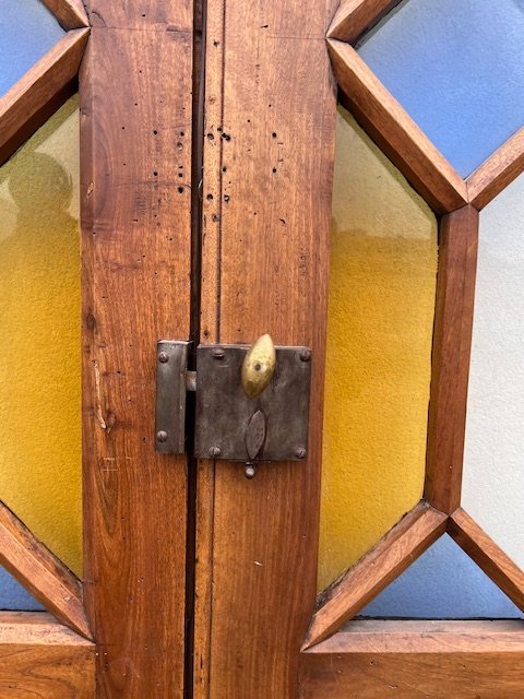 Porte en noyer avec panneau en losange et partie supérieure en vitrail-photo-2