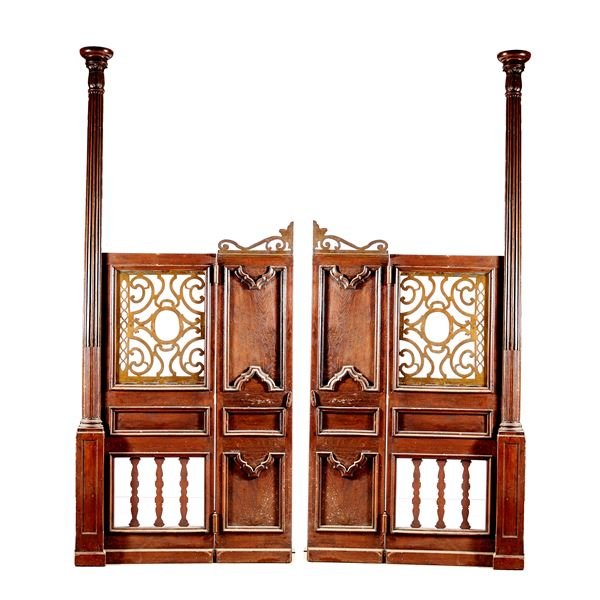 porte à 4 portes à double sens, colonnes latérales et panneaux métalliques perforés