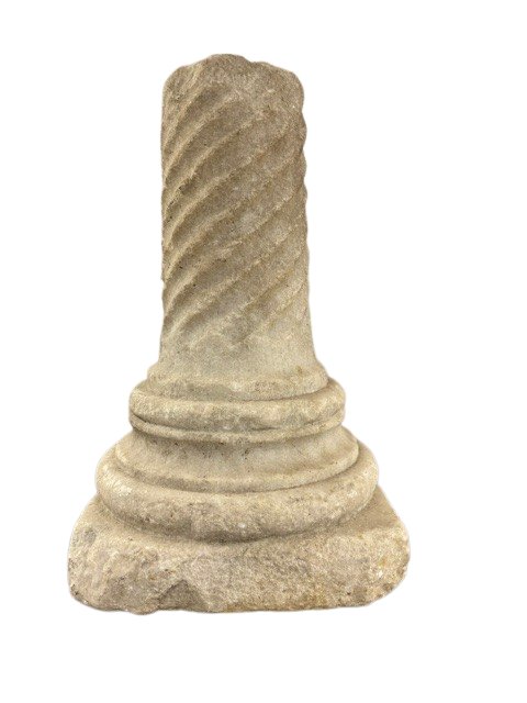 Colonne en marbre blanc à rainures hélicoïdales avec chapiteau-photo-3