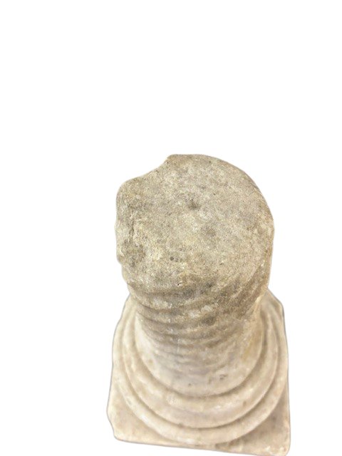 Colonne en marbre blanc à rainures hélicoïdales avec chapiteau-photo-1