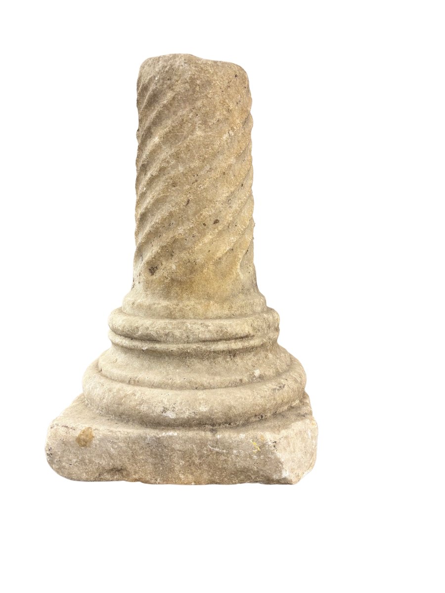 Colonne en marbre blanc à rainures hélicoïdales avec chapiteau