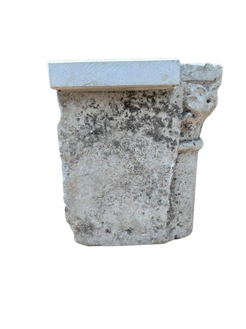 Fragment de colonne à chapiteau de marbre blanc (adapté comme support)-photo-2