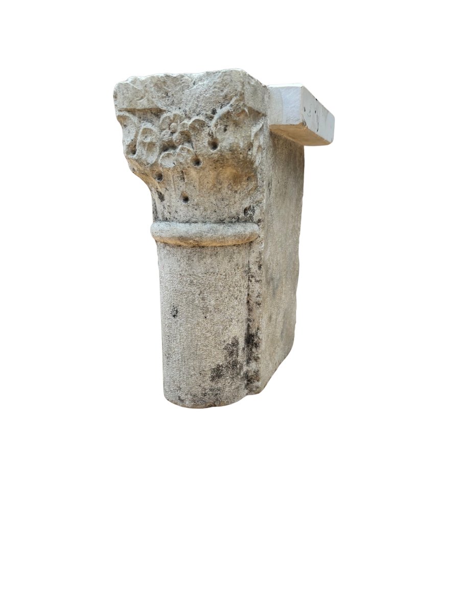 Fragment de colonne à chapiteau de marbre blanc (adapté comme support)
