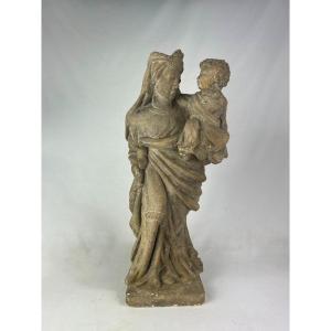 Sculpture En Pierre Représentant La Vierge à L’enfant