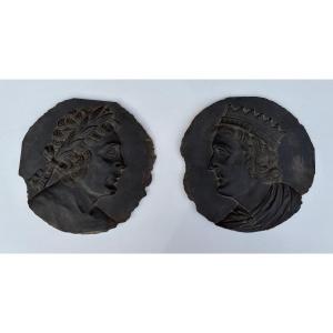 Paire De Reliefs En Ardoise Avec Des Profils D’empereurs