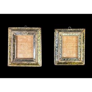 Paire De Cadres En Bois Doré Et De Verre Décorés De Torchons