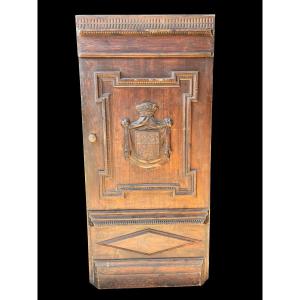 Porte ancienne en sapin patiné avec armoiries héraldiques et cadres en relief