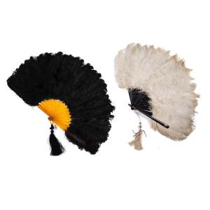 Lot composé de trois éventails en plumes d'autruche 