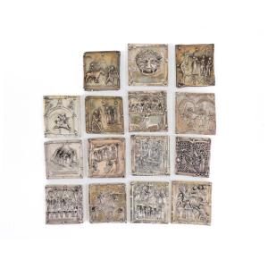 Quinze panneaux réalisés d'après certaines des plaques figurant sur la porte de la basilique Sa