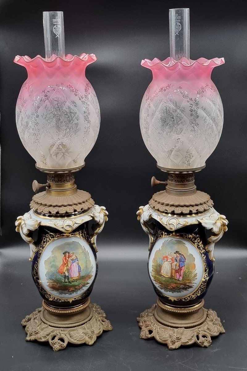 Paire De Lampes à Huile Raffinées, Montées Sur Des Vases En Porcelaine De Vieille Paris-photo-2