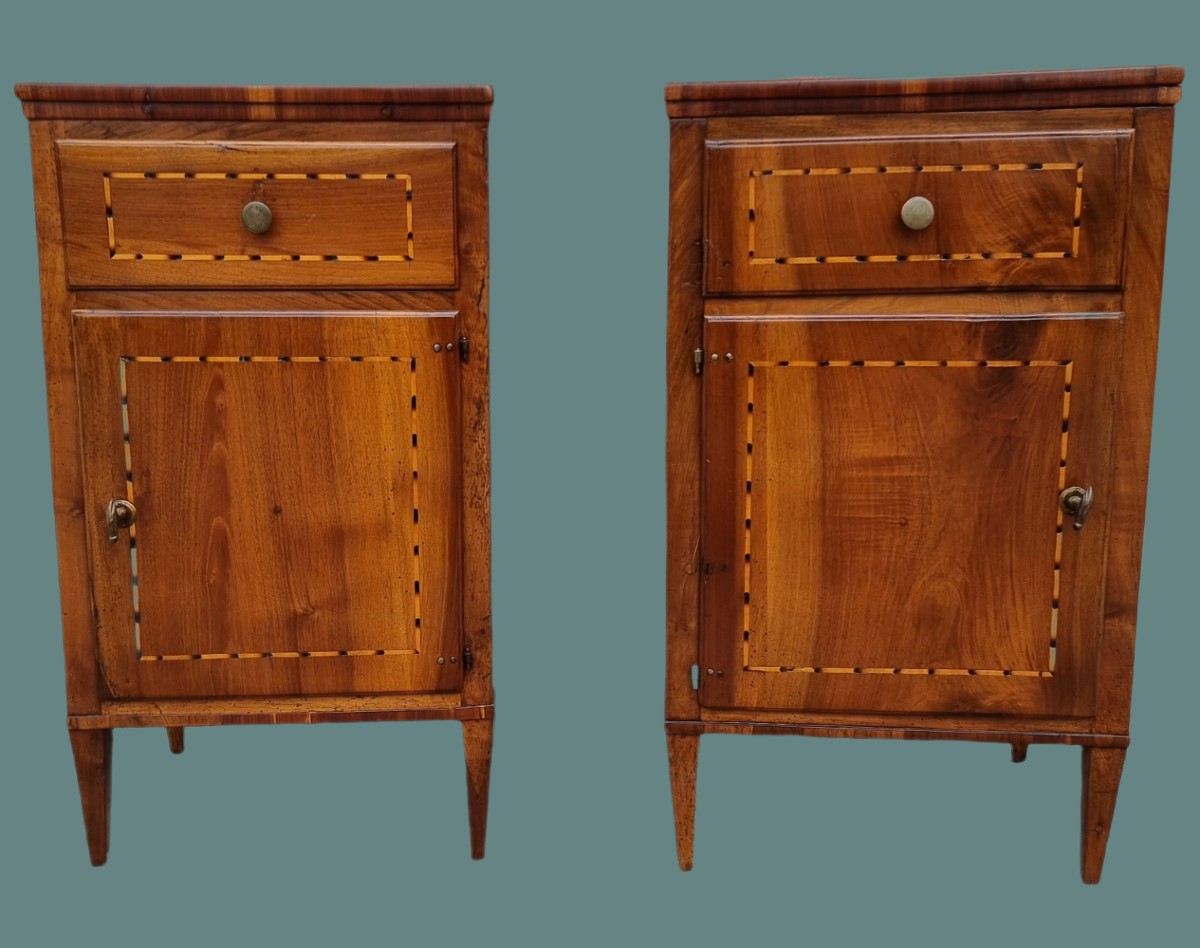 Paire De Chevets Louis XVI En Noyer Massif, Filets En érable – Vénétie/frioul, Fin Du XVIIIe Si