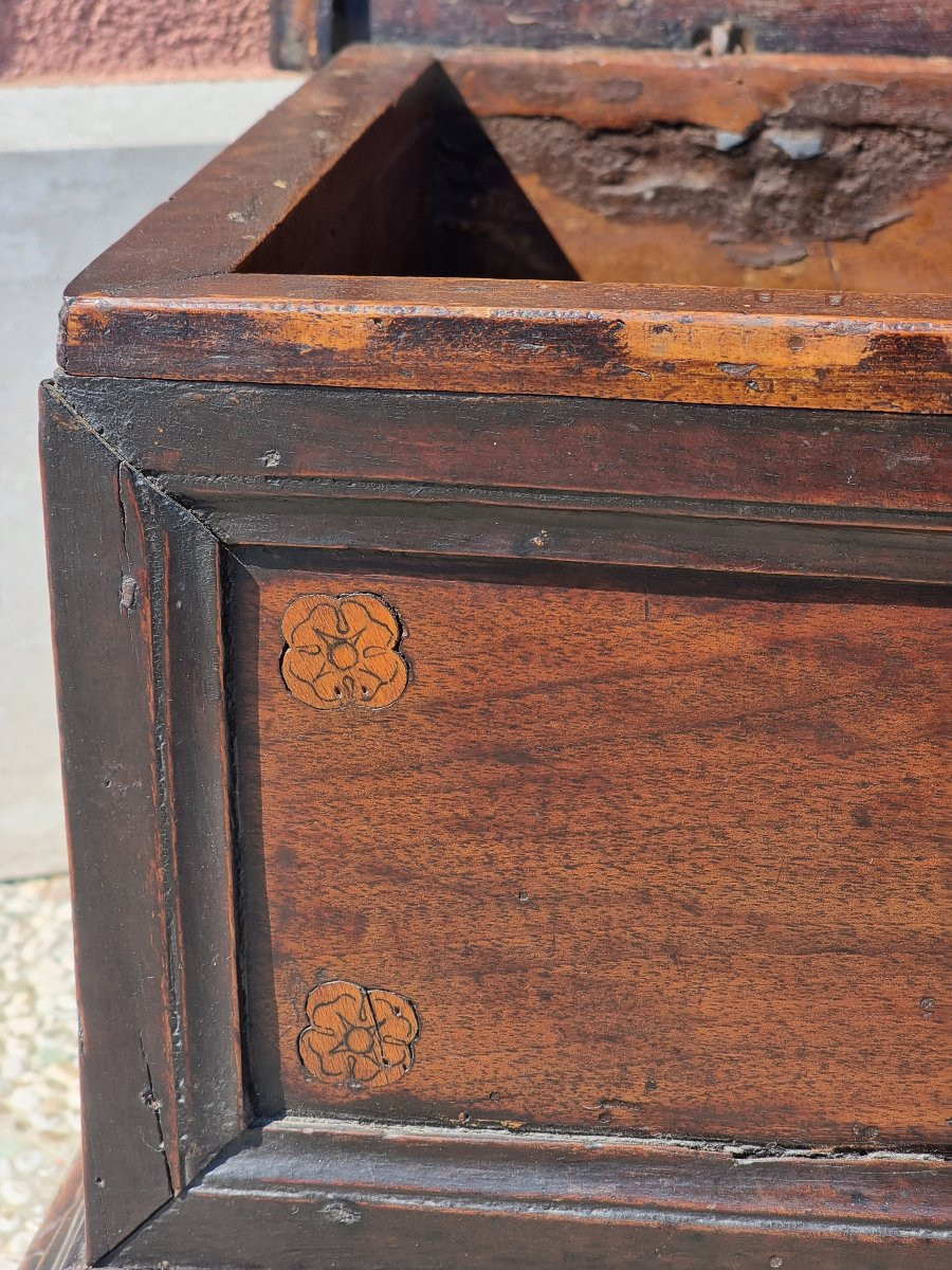 Inlaid And Pyrographed Walnut Chest – Central Italy, Early 17th Century-photo-7