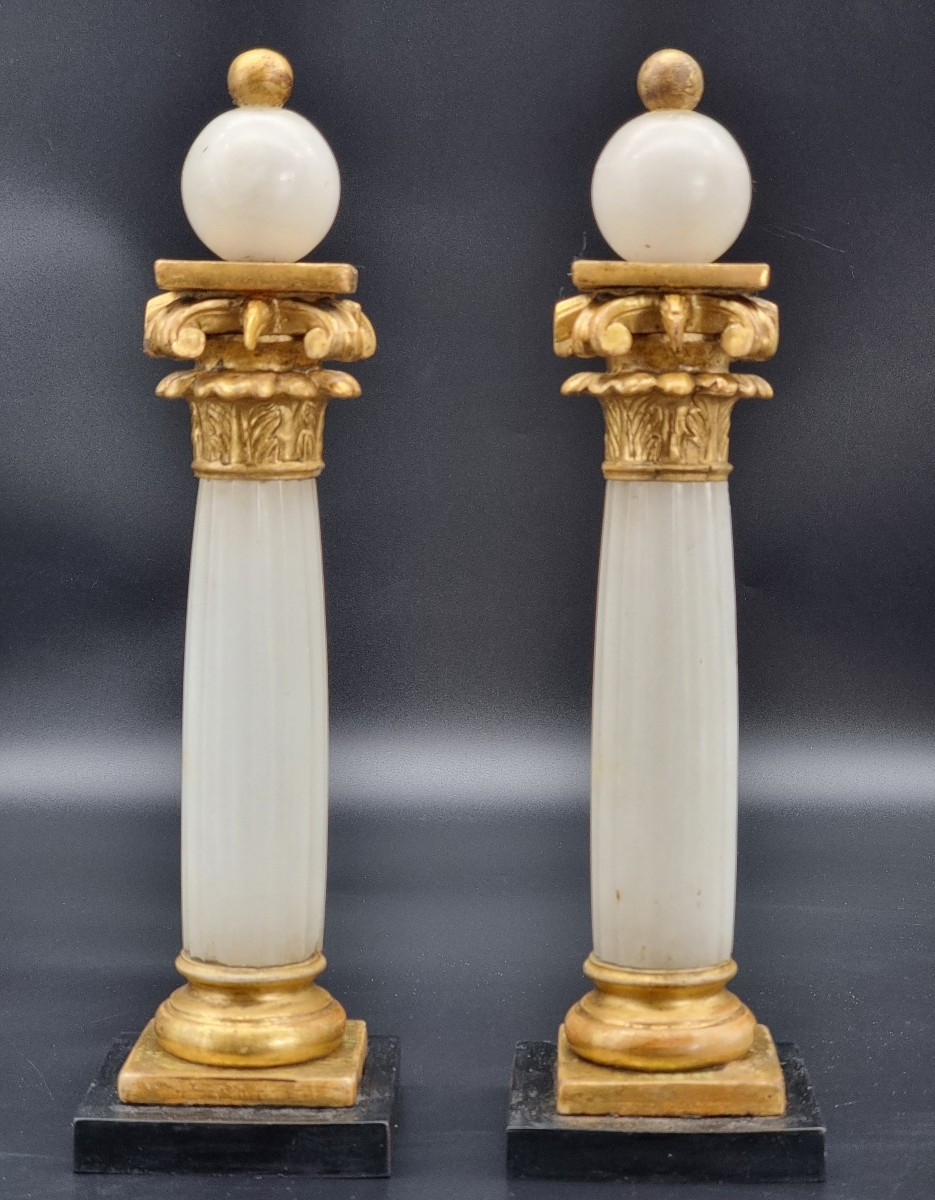 Paire d’élégantes colonnes néoclassiques en albâtre et bois doré, début XIXe siècle