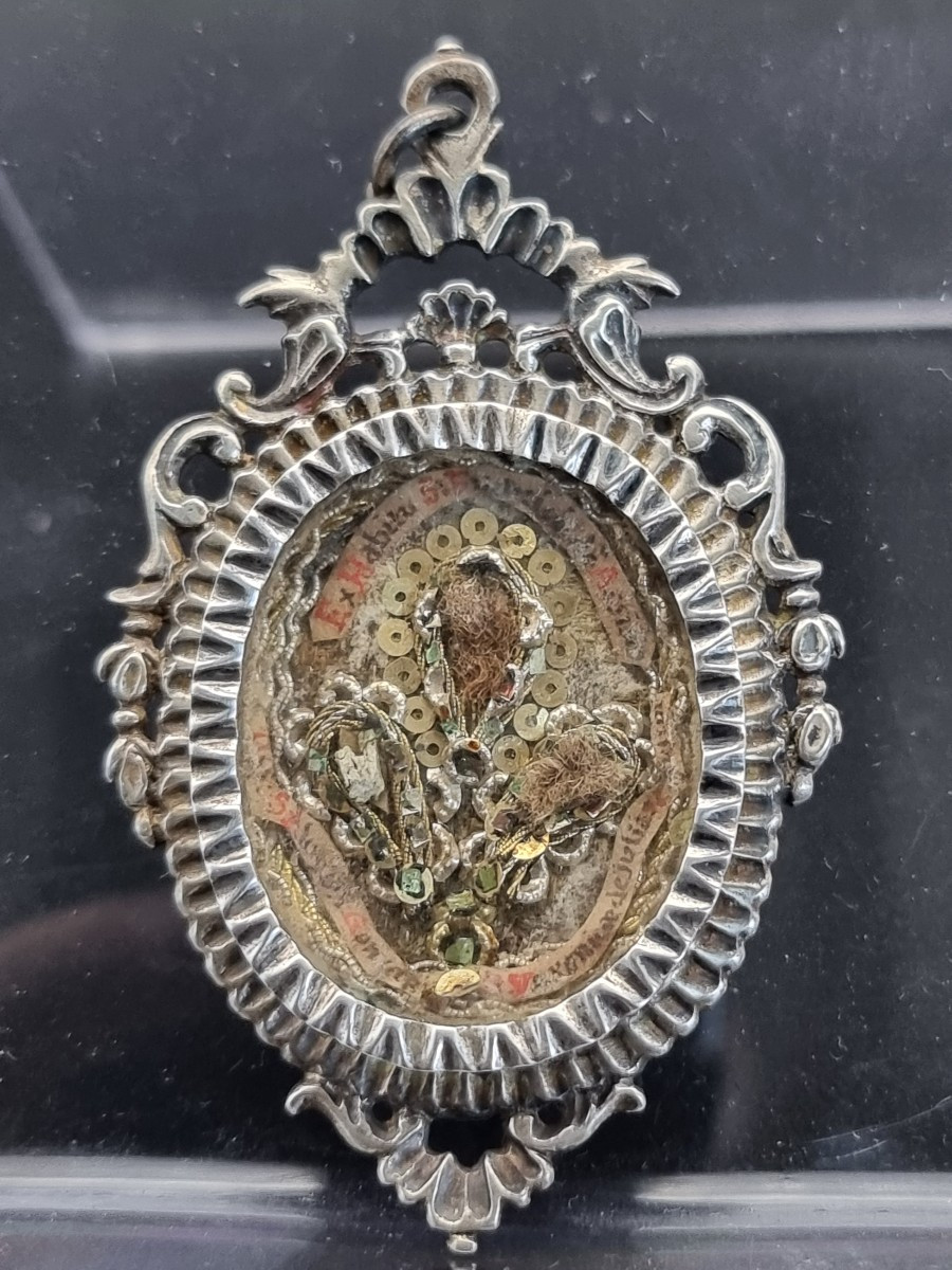 Reliquaire pendentif en argent avec trois reliques, Italie, XVIIIe siècle
