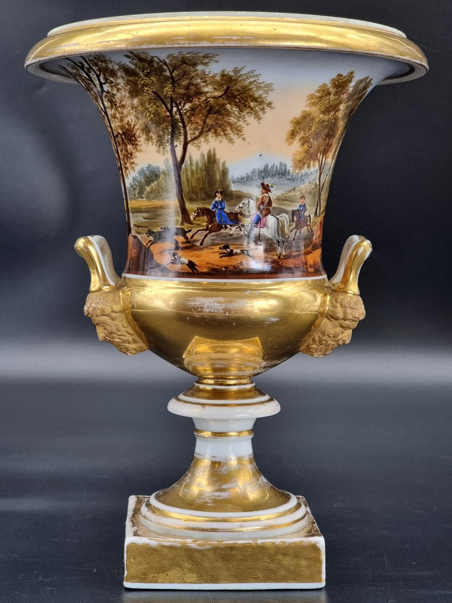 Coupe en porcelaine dorée et peinte à la main avec scènes de chasse, XIXe siècle