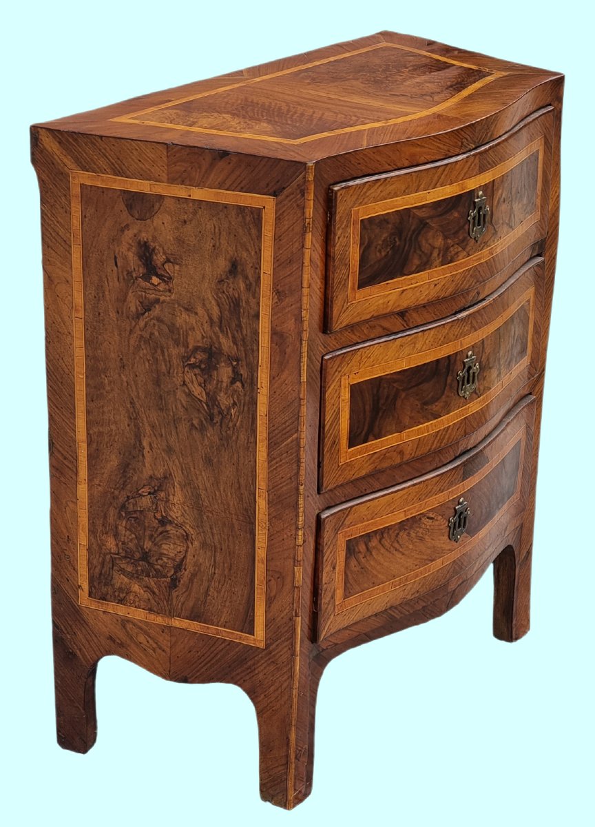 Commode de chevet galbée à trois tiroirs en noyer avec filets en bois de rose – Italie centrale-photo-2